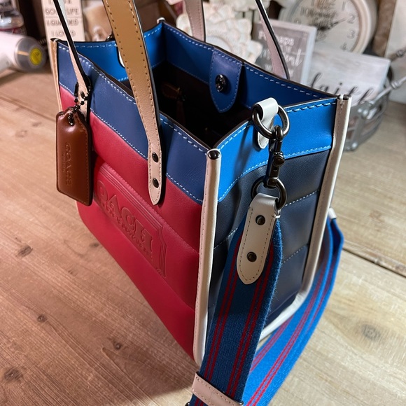 Coach Field Tote 22 With Colorblock Quilting And Coach Badge - Picture 11 of 16